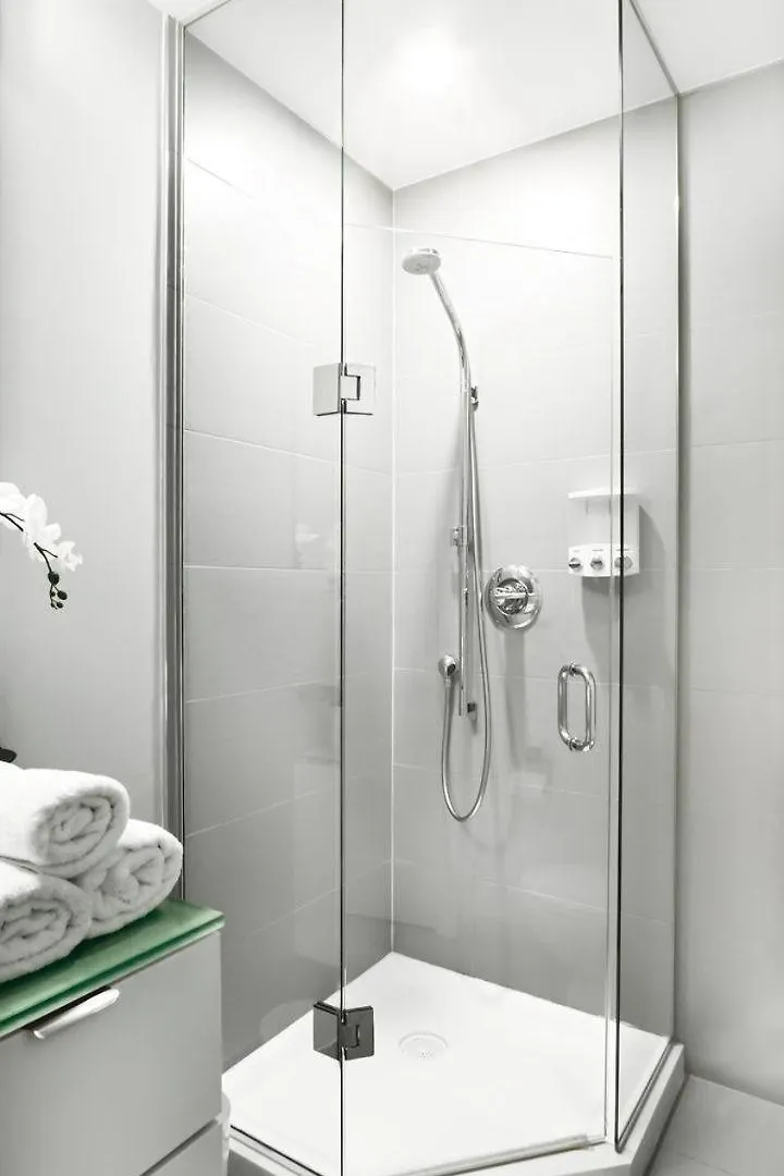 Skyline Suites - Walk To Mtcc, Acc, Rogers Centre & Entertainment District Toronto 3*,  Canadá